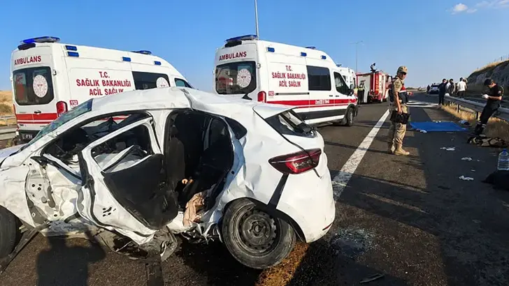 Şanlıurfa'da Feci Kaza: Hafif Ticari Araç ile Otomobil Çarpıştı, 2 Ölü, 9 Yaralı