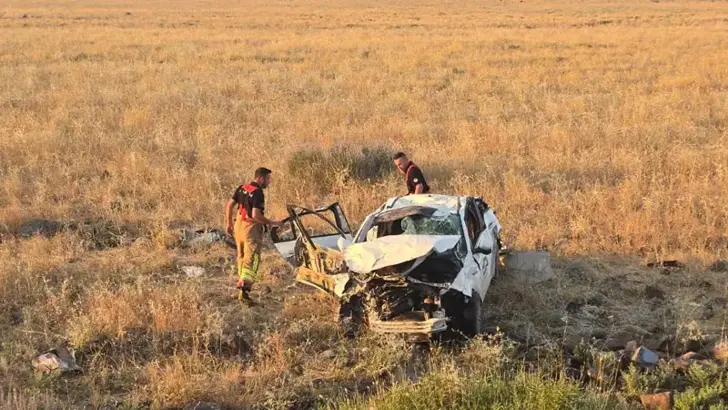 Şırnak'ta Feci Kaza: Tarlaya Uçan Otomobilde 1 Kişi Hayatını Kaybetti, 2 Yaralı