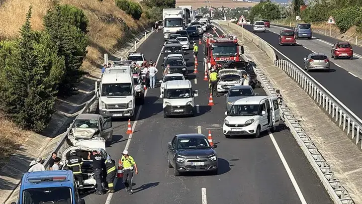 Tekirdağ'da Kabus Anları: 7 Araç Birbirine Girdi, Kilometrelerce Kuyruk Oluştu