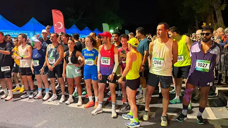 Türkiye'nin İlk Gece Maratonu Sarıyer'de Koşuldu: 32 Ülkeden Sporcular Boğaz'da Ter Döktü