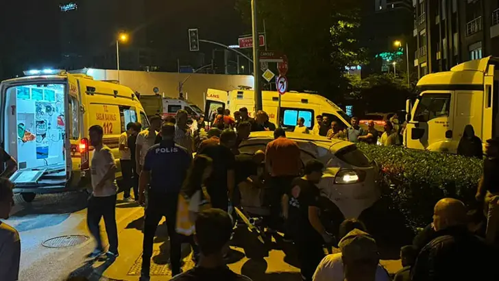 Ümraniye'de Gece Yarısı Dehşeti: Hafriyat Kamyonu ile Otomobil Çarpıştı, 1'i Ağır 4 Yaralı