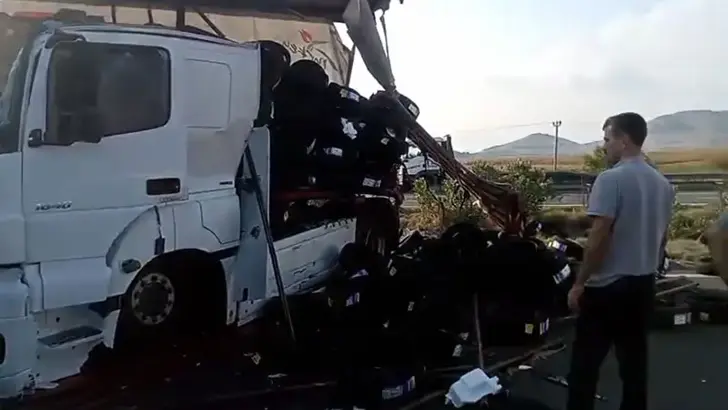 Adana'da Feci Kaza: Emniyet Şeridinde Duran TIR'a Arkadan Çarptı, 2 Yaralı