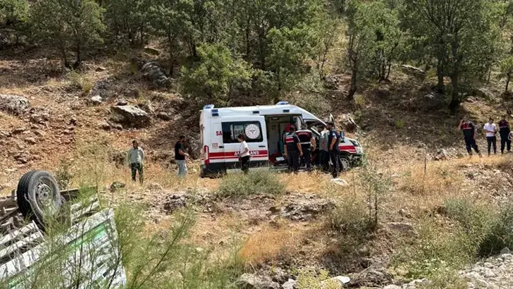 Adıyaman'da Acı Kaza: Şarampole Devrilen Kamyonetin Sürücüsü Şehit Babası Yaşamını Yitirdi