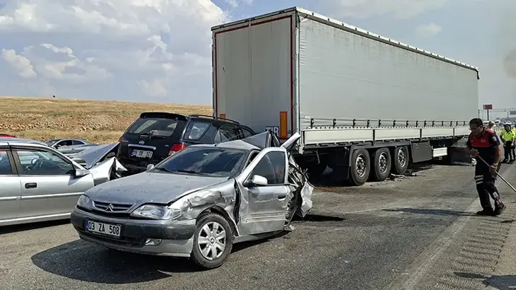 Afyonkarahisar'da Anız Yangını Faciaya Davetiye Çıkardı: 13 Araç Birbirine Girdi