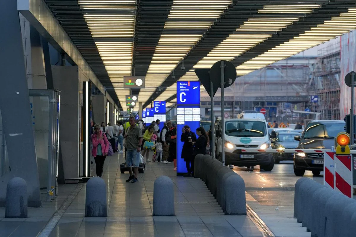 Almanya'da 'Havalimanı Sıtması' Alarmı: Uçakla Gelen Sivrisinek 2 Can Aldı