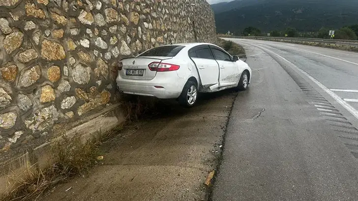 Amasya'da Otomobil İstinat Duvarına Çarptı: 6 Yaralı