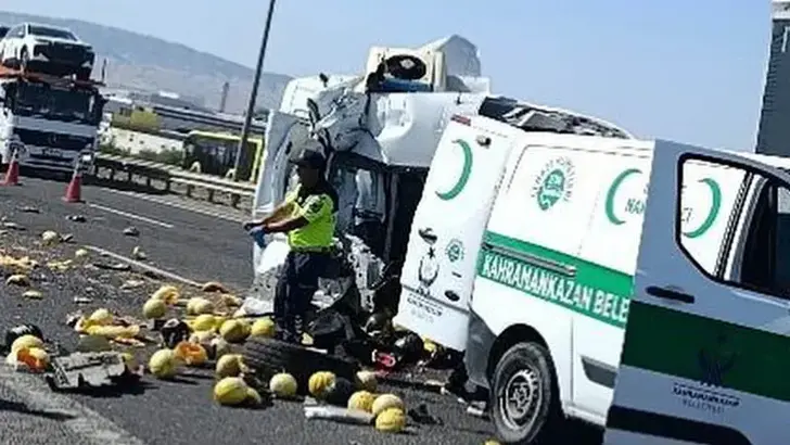 Ankara'da Feci Kaza: Kamyonet Kamyona Arkadan Çarptı, 1 Ölü, 2 Yaralı