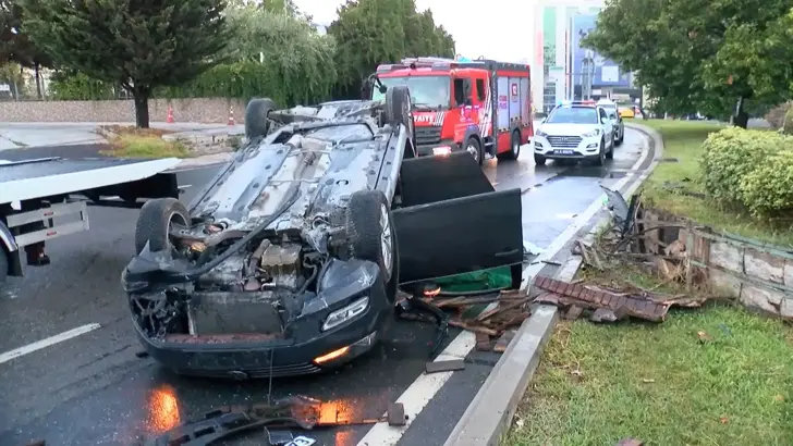 Ataşehir’de Kontrolden Çıkan Otomobil Takla Attı: 2 Yaralı