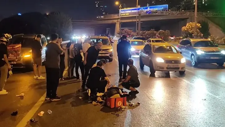 Bağcılar'da Kontrolden Çıkan Motosiklet Devrildi: 1'i Ağır 2 Yaralı