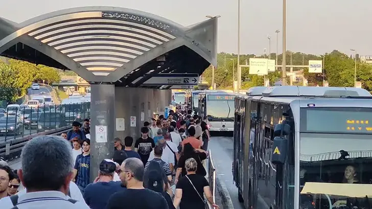 Bahçelievler'de Feci Kaza: Durakta Beklerken Yola Düşen Kadına Metrobüs Çarptı