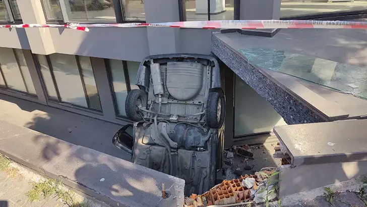 Bakırköy'de İnanılmaz Kaza: Çarpışan Araçlardan Biri Apartman Boşluğuna Uçtu, 2 Yaralı