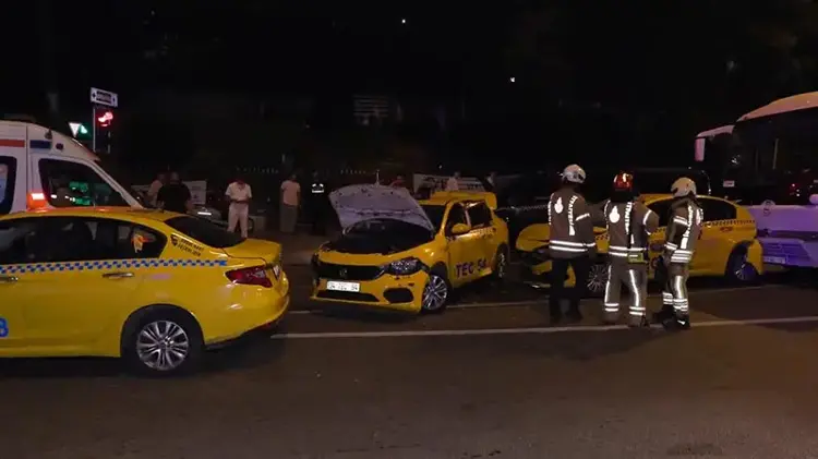 Beyoğlu'nda Feci Zincirleme Kaza: 8 Araç Birbirine Girdi, 2 Yaralı