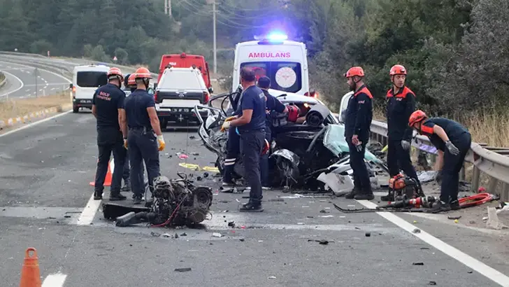Bolu'da Feci Kaza: Karşı Şeride Uçan Otomobil Dehşet Saçtı (1 Ölü, 2 Ağır Yaralı)