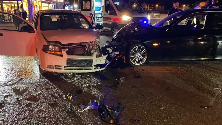 Bursa İnegöl'de İki Otomobil Kafa Kafaya Çarpıştı: 2 Yaralı