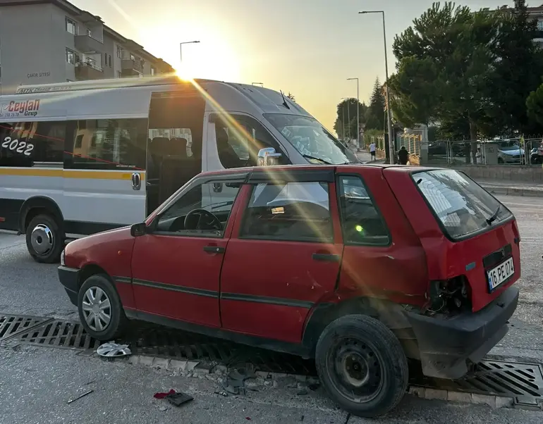 Bursa'da 3 Aracın Karıştığı Zincirleme Kaza Kamerada: 1'i Ağır 4 Yaralı
