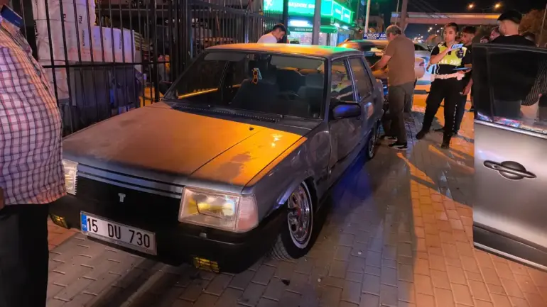 Bursa'da Feci Kaza Kamerada: Park Halindeki 2 Araca Çarpan Sürücü Yaralandı, Annesi Baygınlık Geçirdi