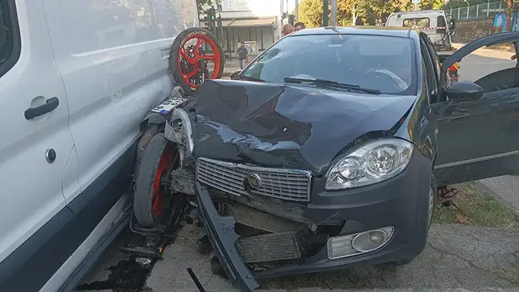 Bursa'da Feci Kaza: Otomobil ile Minibüs Arasında Sıkışan Motosikletli Ağır Yaralandı
