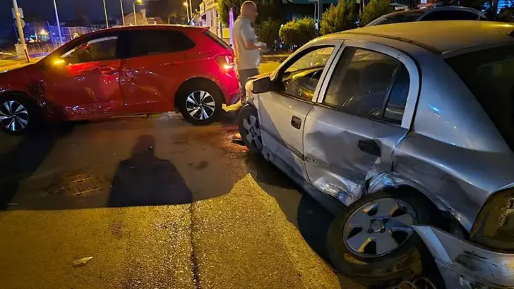Bursa'da İki Otomobil Çarpıştı: Kaçan Sürücü Yakalandı, 4 Yaralı