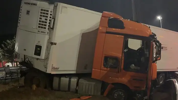 Çekmeköy'de Yağış Kazaya Davetiye Çıkardı: Kontrolden Çıkan TIR Bariyerlere Çarptı