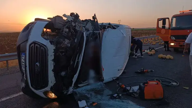 Diyarbakır'da Feci Kaza: Yolcu Minibüsü Kavun Yüklü Traktöre Çarptı, 2 Ölü, 6 Yaralı