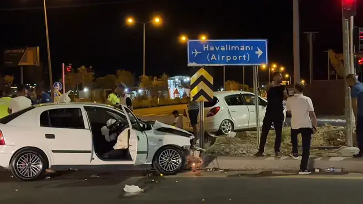 Diyarbakır'da Korkutan Kaza: İki Otomobil Çarpıştı, 7 Kişi Yaralandı