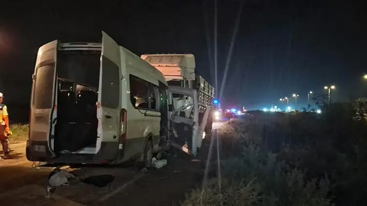 Erzin'de İşçi Servisi ile Kamyon Çarpıştı: Servis Şoförü Hayatını Kaybetti, 14 İşçi Yaralandı