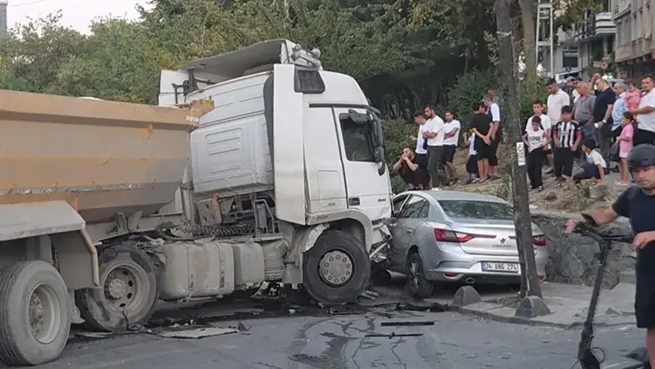 Esenler'de Facianın Eşiğinden Dönüldü: Freni Boşalan Hafriyat Kamyonu 7 Araca Çarptı