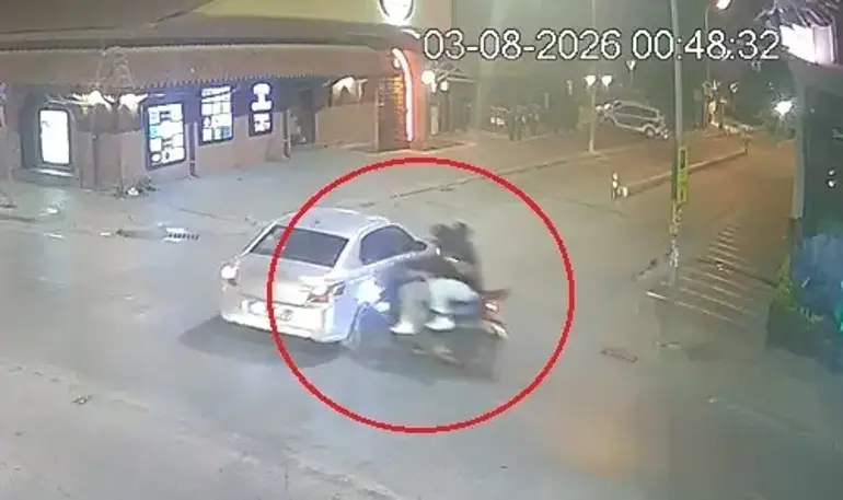 Eskişehir'de Korkutan Kaza: Otomobile Çarpan Motosikletteki 2 Kişi Yaralandı, O Anlar Kamerada
