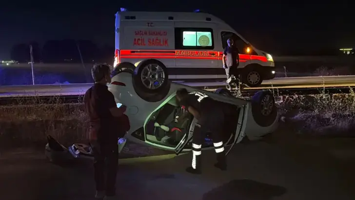 Eskişehir'de Otomobil Şarampole Devrildi: 2 Yaralı, Sürücüden "Çarpıp Kaçtılar" İddiası