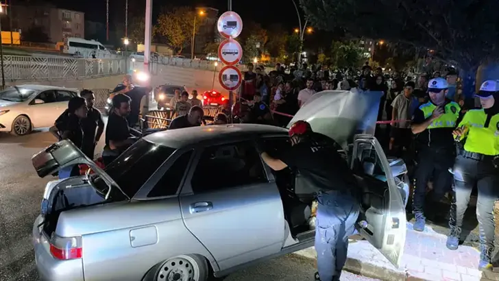 İnegöl'de Korkutan Kaza: Kontrolden Çıkan Otomobil Beton Direğe Çarptı, Sürücü Sıkıştığı Yerden Kurtarıldı