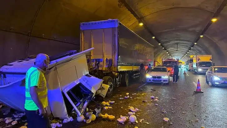 İstanbul-İzmir Otoyolu'nda Feci Kaza: Orhangazi Tüneli'nde TIR'ın Kabini Koptu!