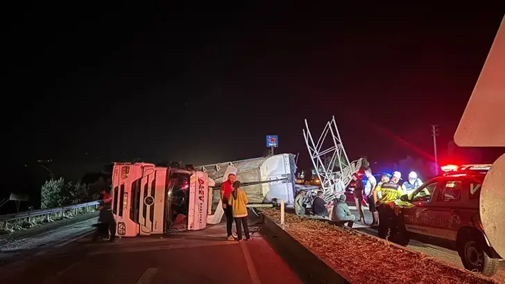 İzmir'de Damperi Açık Unutulan TIR Tabelaya Çarparak Devrildi: 1 Yaralı