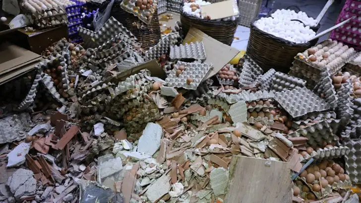 İzmir'de İlginç Kaza: Otomobil Dönerciye Daldı, Binlerce Yumurta Kırıldı