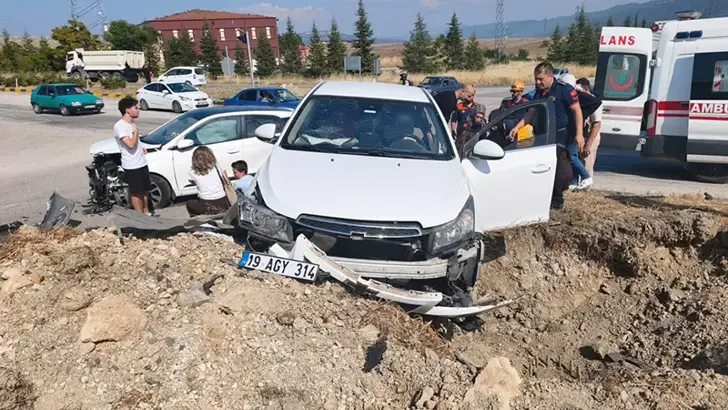 Karabük'te Korkutan Kaza: İki Otomobil Çarpıştı, 2'si Çocuk 7 Kişi Yaralandı