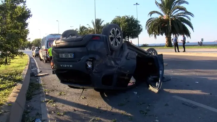 Kartal Sahil Yolu'nda Korkutucu Kaza: Ağaca Çarpan Otomobil Takla Attı, 1 Yaralı
