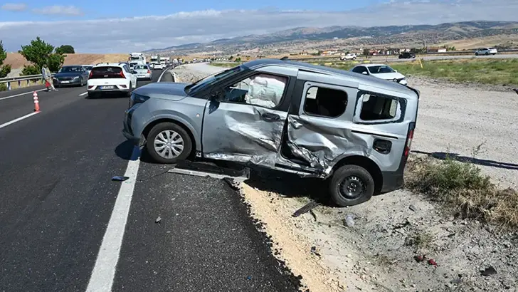 Kırıkkale’de Korkutan Zincirleme Kaza: 4 Araç Birbirine Girdi, 2'si Çocuk 3 Yaralı