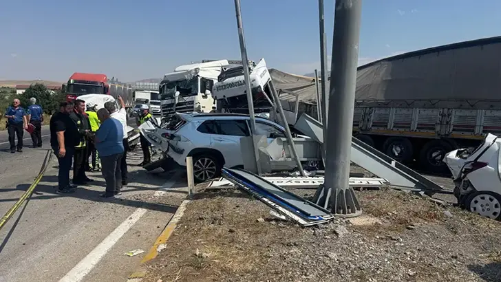 Konya'da Facia: Freni Boşalan TIR Kırmızı Işıkta Bekleyen Araçları Biçti, 1 Ölü, 9 Yaralı