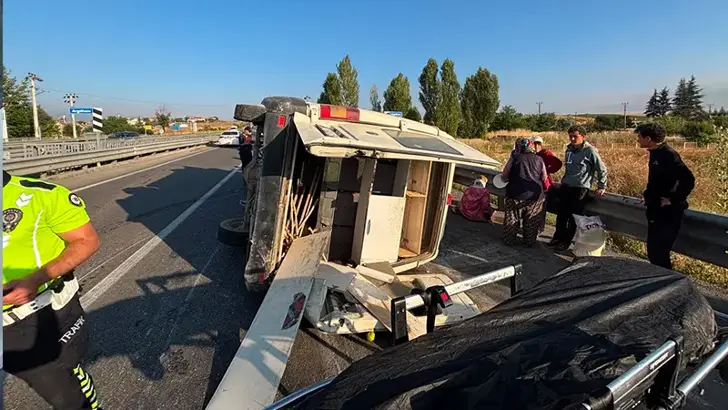 Konya'da Tarım İşçilerini Taşıyan Minibüs Devrildi: 2'si Ağır 14 Yaralı