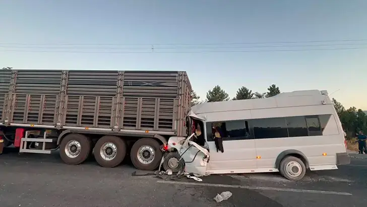 Malatya'da Feci Kaza: Tarım İşçilerini Taşıyan Minibüs TIR'a Çarptı, 18 Yaralı