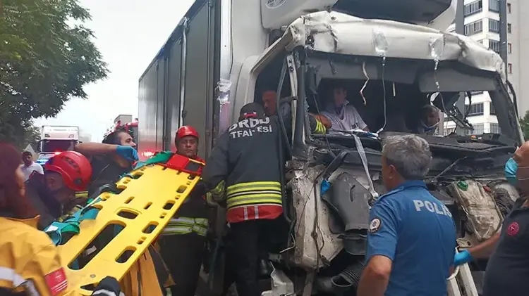 Ordu'da Korkutan Zincirleme Kaza: Kırmızı Işıkta Bekleyen Araçlara Çarptı, 4 Yaralı