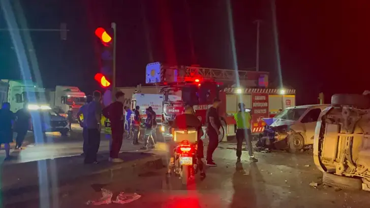 Sakarya D-100'de Can Pazarı: Hafif Ticari Araç ile Otomobil Çarpıştı, 2'si Ağır 7 Yaralı