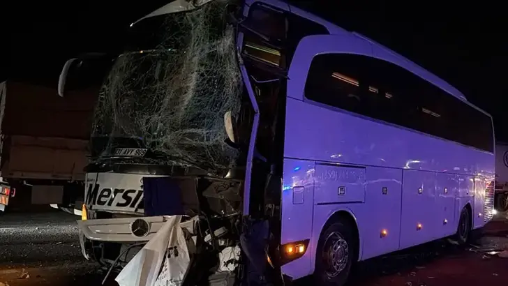 Şanlıurfa'da Otobüs Kazası: Malazgirt Kutlamalarından Dönen Araçlar Çarpıştı, 13 Yaralı
