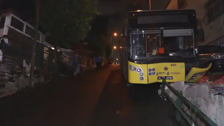 Sarıyer'de Korkutan Kaza: Kontrolden Çıkan İETT Otobüsü Evlere Metreler Kala Durabildi Sarıyer'de yağış nedeniyle kayganlaşan yolda sürücüsünün direksiyon hakimiyetini kaybettiği İETT otobüsü bariyerlere çarptı. Faciadan kıl payı dönülen kazada, evlere metreler kala durabilen otobüsteki iki kişi olayı yara almadan atlattı. Kaza, saat 21.30 sıralarında Pınar Mahallesi Çamlıbel Caddesi'nde meydana geldi. Alınan bilgiye göre, İstinye Dereiçi-Zincirlikuyu seferini yapan 29 numaralı İETT otobüsü, yağışın etkisiyle kayganlaşan zeminde kontrolden çıkarak yol kenarındaki bariyerlere daldı. Çarpmanın etkisiyle savrulan aracın çevredeki evlere metreler kala durabilmesi olası bir faciayı önledi. Kaza esnasında otobüsün içinde sadece iki kişinin bulunduğu öğrenildi. İhbar üzerine bölgeye hızla intikal eden polis ekipleri, caddeyi trafiğe kapatarak gerekli güvenlik önlemlerini aldı. Ekiplerin yaptığı kontrollerde herhangi bir can kaybı veya yaralanma yaşanmadığı tespit edildi. Kazaya karışan otobüsün çekici yardımıyla olay yerinden kaldırılmasının ardından güzergah yeniden trafiğe açılırken, kazayla ilgili inceleme başlatıldı.