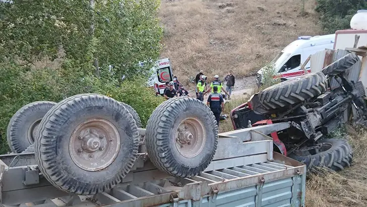 Sivas'ta Traktör Şarampole Devrildi: 4 Yaralı