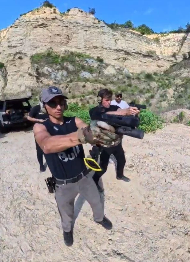 Sürpriz İkili Poligonda: Kıvanç Tatlıtuğ ve Toprak Razgatlıoğlu'ndan Atış Talimi