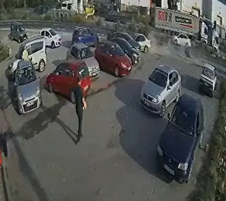 Zonguldak'ta Dehşet Saçan Kaza Kamerada: Otomobil Önce Motosiklete Sonra 5 Araca Çarptı, 3 Yaralı