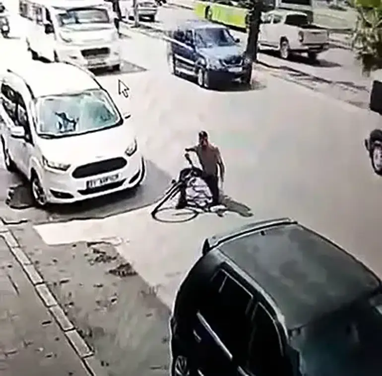 Adana’da İnanılmaz Kaza: Halk Otobüsünün Açık Kalan Kapısı Bisikletliye ÇarptıAdana’da İnanılmaz Kaza: Halk Otobüsünün Açık Kalan Kapısı Bisikletliye Çarptı