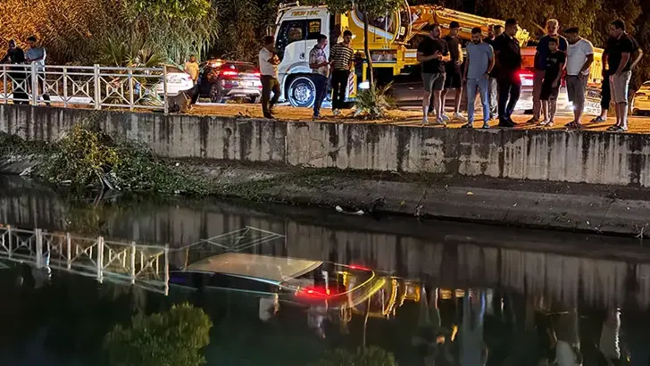 Adana’da Korkutan Kaza: Kontrolden Çıkan Otomobil Sulama Kanalına Uçtu
