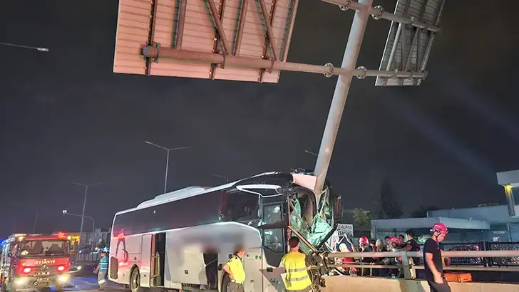 Adana'da Yolcu Otobüsü Alt Geçide Çarptı: 11 Yaralı