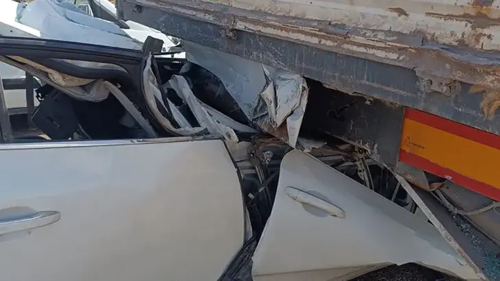Adıyaman Besni'de Otomobil TIR'a Arkadan Çarptı: 2 Yaralı